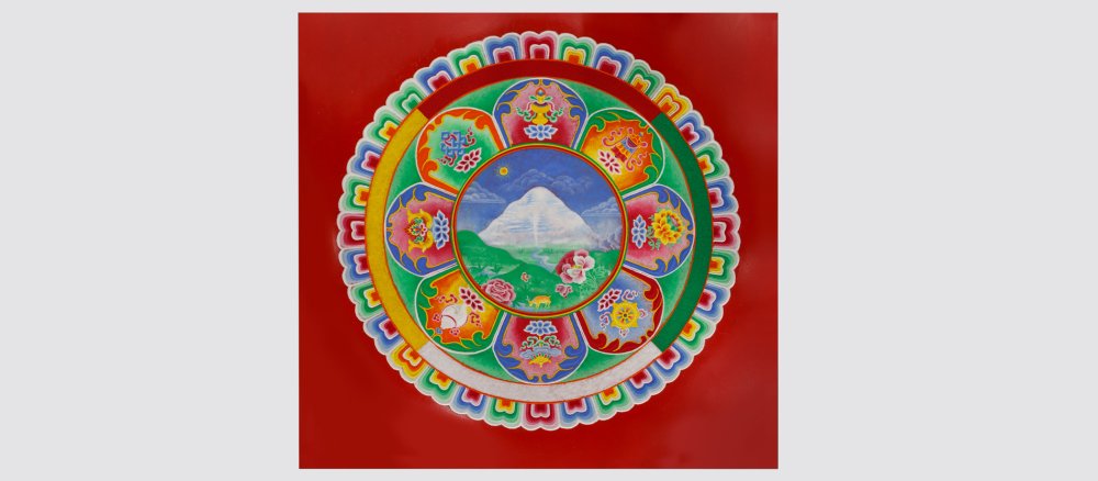 Ein Sandmandala mit dem Berg Kailash im Zentrum