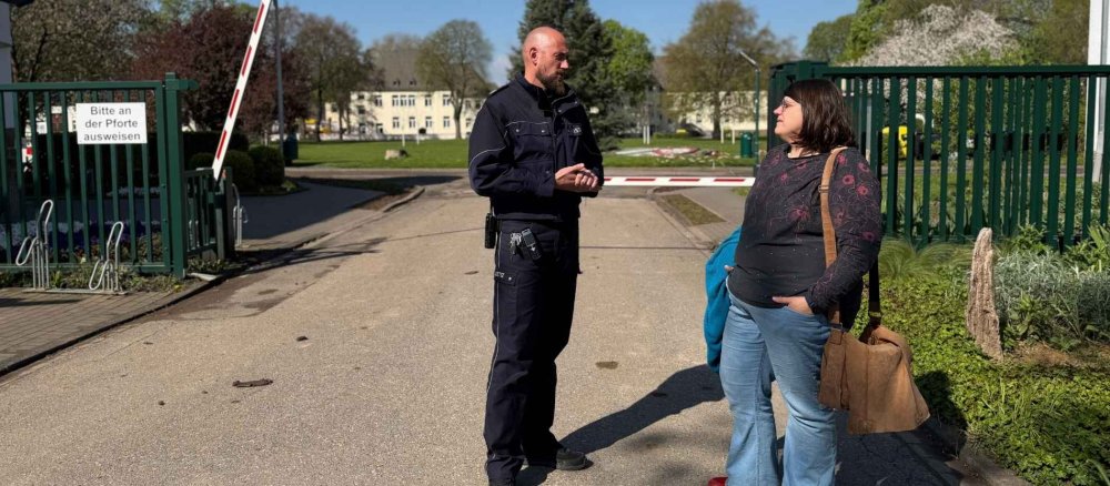 Die Gefängnisseelsorgerin Maria Gondolf mit einem Justizvollzugsbeamten
