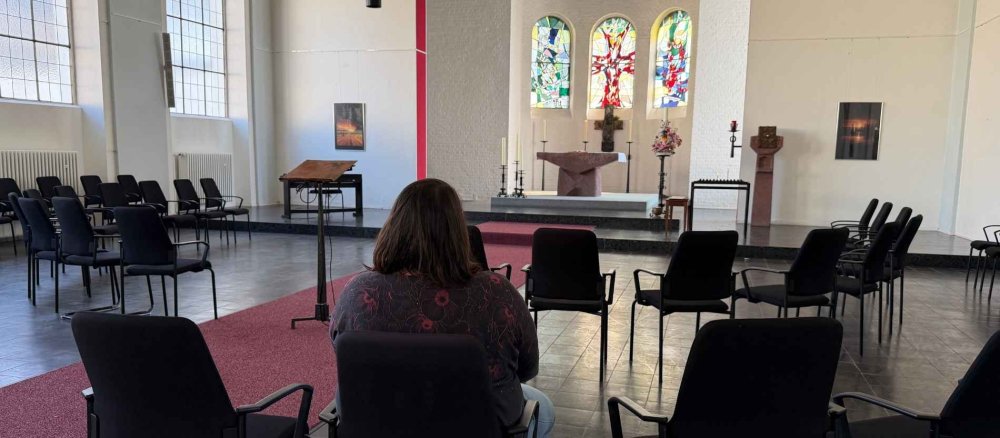 Die Gefängnisseelsorgerin Maria Gondolf in der Kirche der JVA Euskirchen