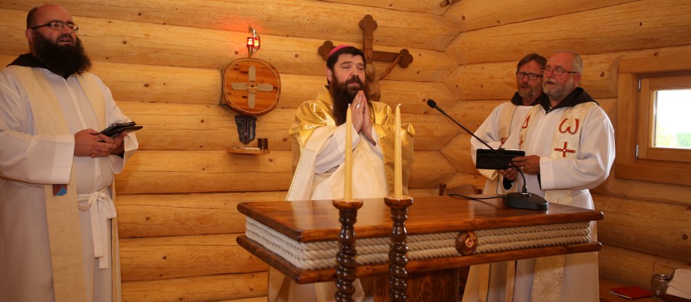 Bischof David Tencer feiert den Festgottesdienst der neuen Kirche.