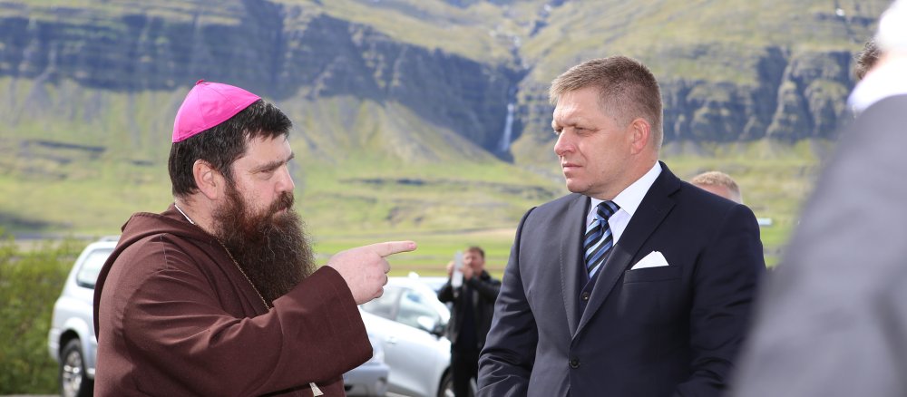 Hoher Besuch zur Kircheweihe: Reykjaviks Bischof David Tencer im Gespräch mit dem slowakischen Premierminister Robert Fico.