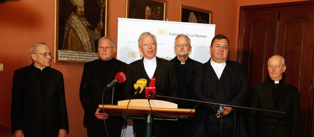 Das Gurker Domkapitel bei seiner Stellungnahme zur Situation der Kirche in Kärnten.