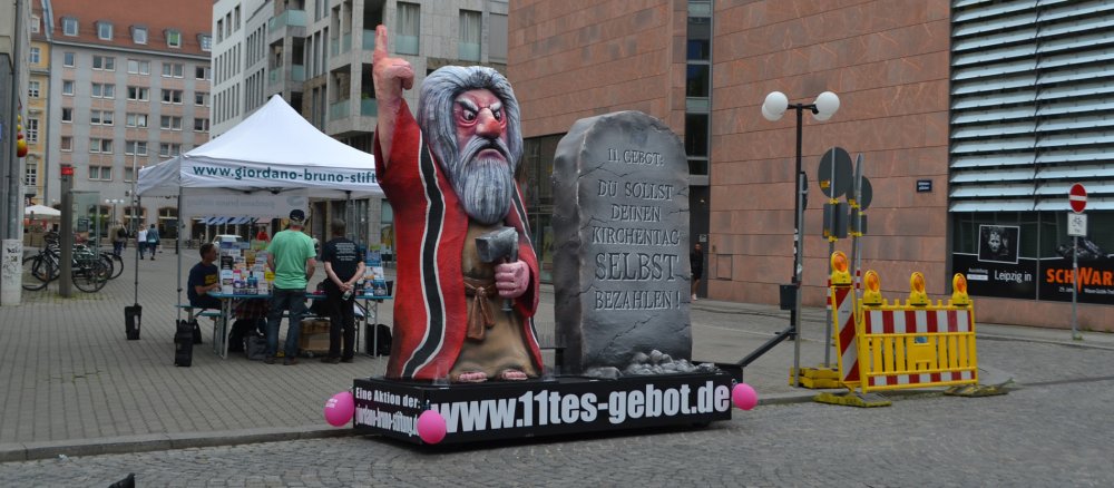 Eine Figur mit einer Tafel, auf der "11. Gebot" steht.
