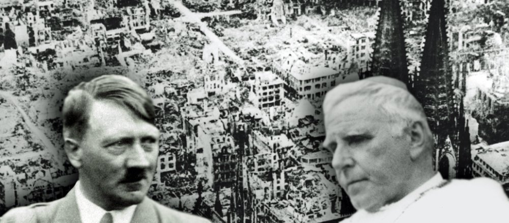 Nazi-Herrscher Adolf Hitler und Kardinal von Galen in einer Montage vor dem zerstören Köln.