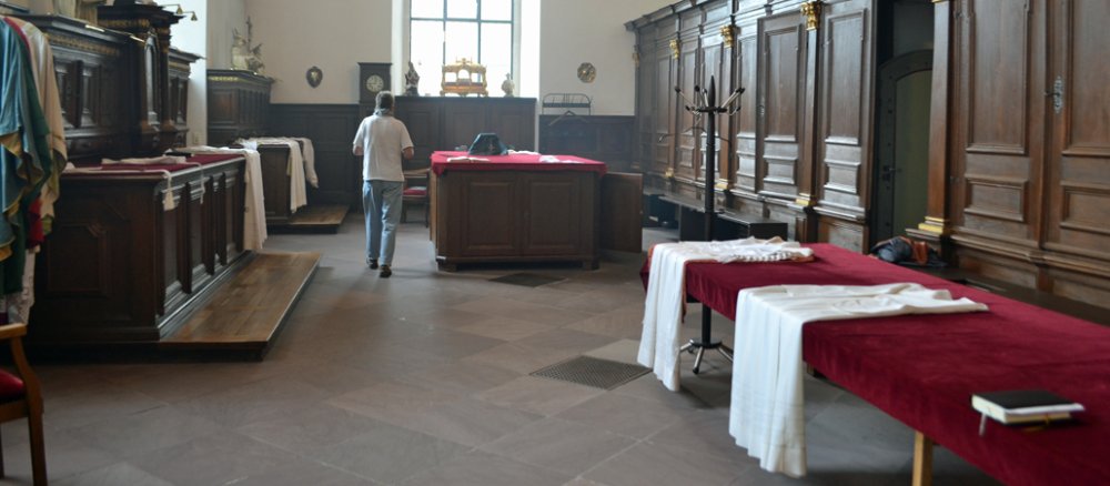 Die Sakristei ist das organisatorische Zentrum im Fuldaer Dom.