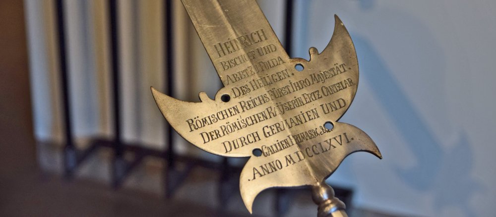 Detailaufnahme einer Hellebarde der Fuldaer Hellebardenträger im Dommuseum