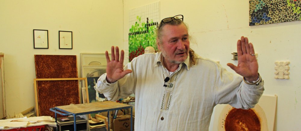 Der Künstler Hermann J. Kassel in seinem Atelier.