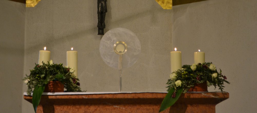 Ein Altar in einer Kapelle