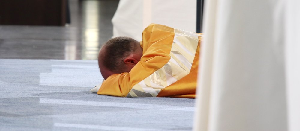Franz Jung bei der Prostratio während der Allerheiligenlitanei.