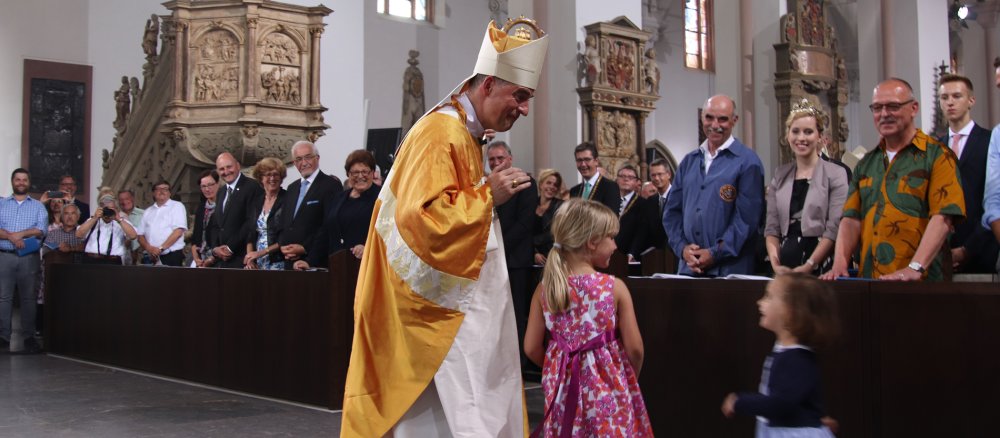 Franz Jungs kleine Nichte lässt es sich nicht nehmen, ihrem Onkel, dem neuen Bischof, beim Auszug als erste zu gratulieren.