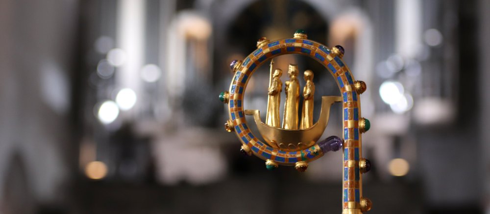 Der Bischofsstab des Bistums Würzburg zeigt die drei Frankenapostel Kilian, Kolonat und Totnan bei Ihrer Überfahrt von Irland.