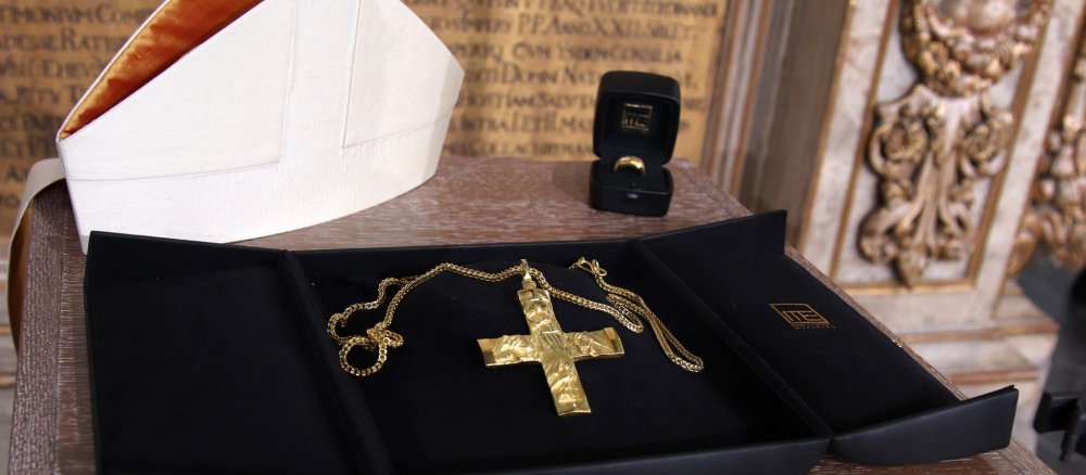 Brustkreuz, Mitra und Ring des künftigen Bischofs Franz Jung vor dem Weihegottesdienst.