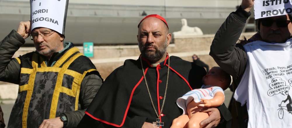 Italienische Missbrauchsopfer und Aktivisten haben sich als Kardinäle und Bischöfe verkleidet