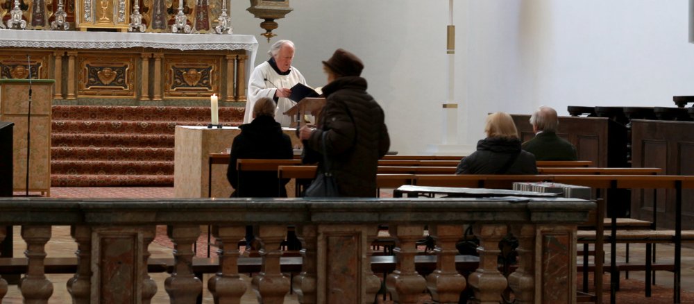 Mesner Holzmüller bereitet in der Augsburger Ulrichsbasilika die Frühmesse vor.