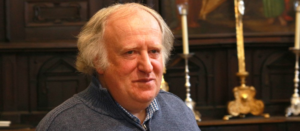 Anton Holzmüller ist Mesner in der Augsburger Basilika St. Ulrich und Afra und sammelt Sterbebildchen.