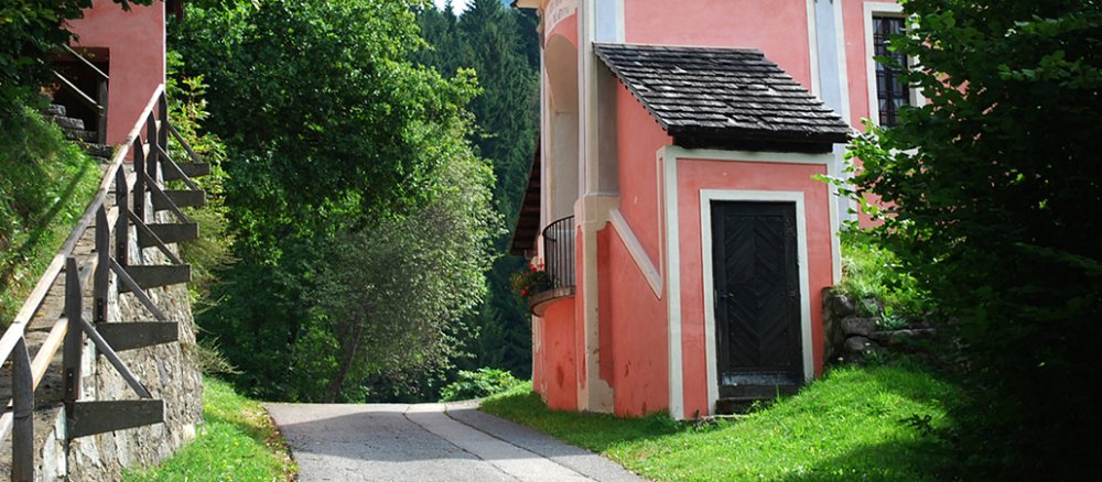 Die Geteilte Kirche, von der Straße aus gesehen.