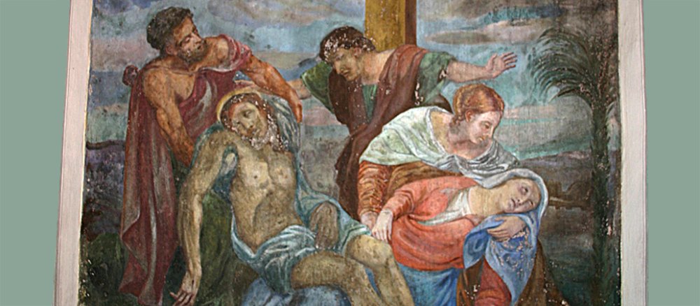 Ein Ausschnitt des Gemäldes hinter dem Altar der Geteilten Kirche, der die Kreuzabnahme von Jesus zeigt.