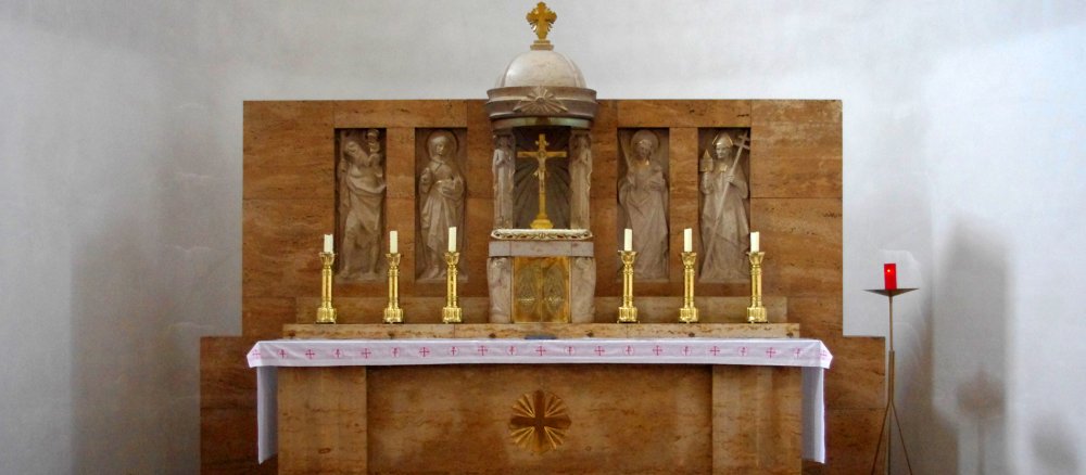 Wenn in älteren Kirchenbauten noch ein Hochaltar vorhanden ist, wird oft der darauf befindliche Tabernakel weiter genutzt. Daneben brennt das Ewige Licht als Zeichen der Anwesenheit des Allerheiligsten.