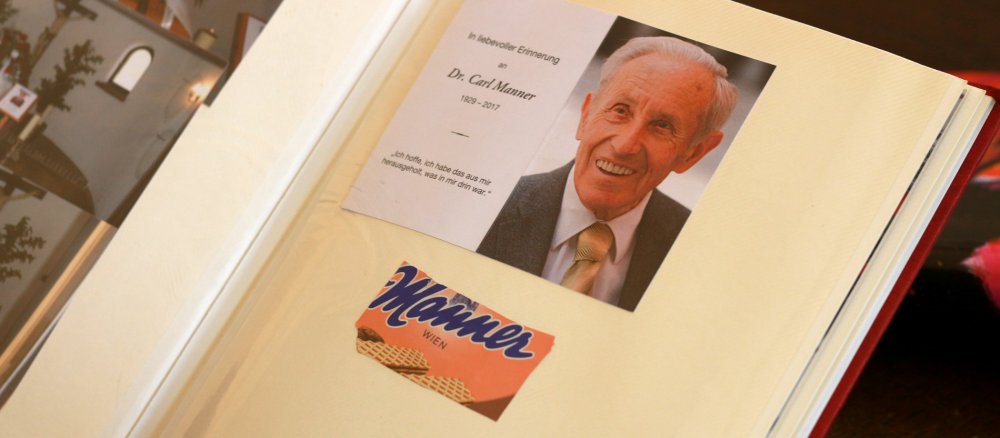 Ein Stück Verpackung einer "Manner-Schnitte" erinnert an das Lebenswerk des verstorbenen Carl Manner.