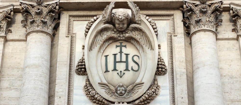 Das Emblem der Jesuiten über der Hauptkirche des Ordens Il Gesú in Rom.