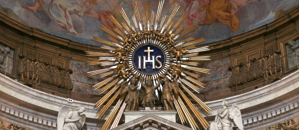 Das Symbol der Jesuiten in der Apsis der Hauptkirche des Ordens Il Gesu in Rom.