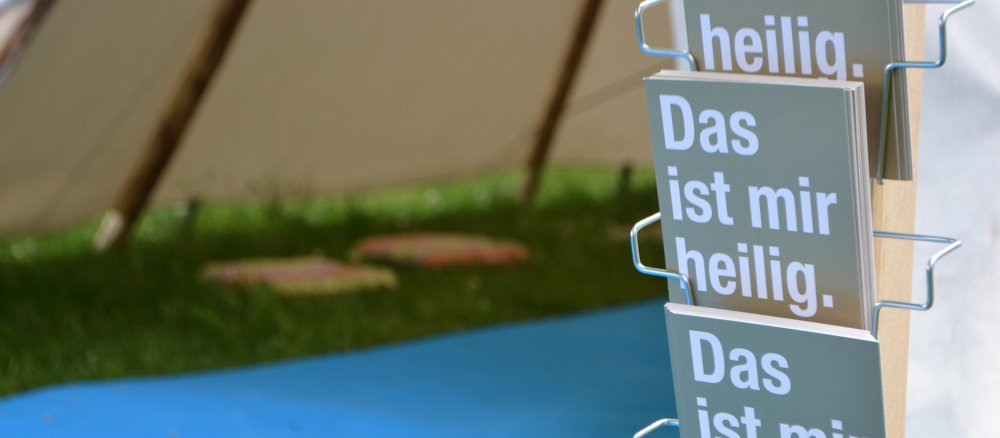 Beim Tipi wird die Aktion abstrakt: Das Zelt soll den Tabernakel symbolisieren. Im hebräischen Ursprung steht der Begriff für das Wort Zelt.