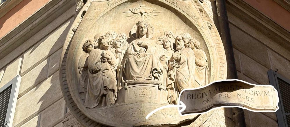Marienrelief mit Maria als "Regina Apostolorum"