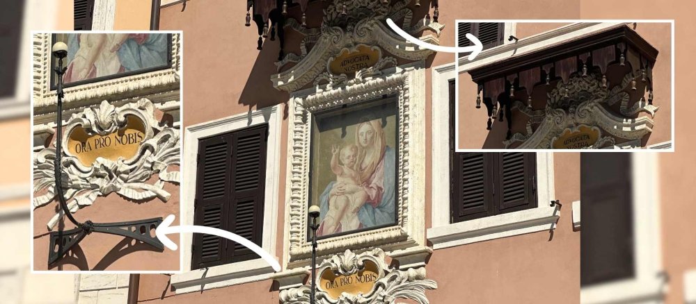 Marienbild mit Unterschrift "Ora pro nobis", kleinere Bilder zeigen Balkon darüber und Leuchter unter dem Bild