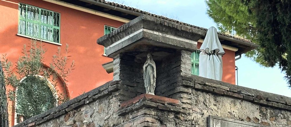 Marienfigur in Ecke einer Hausmauer