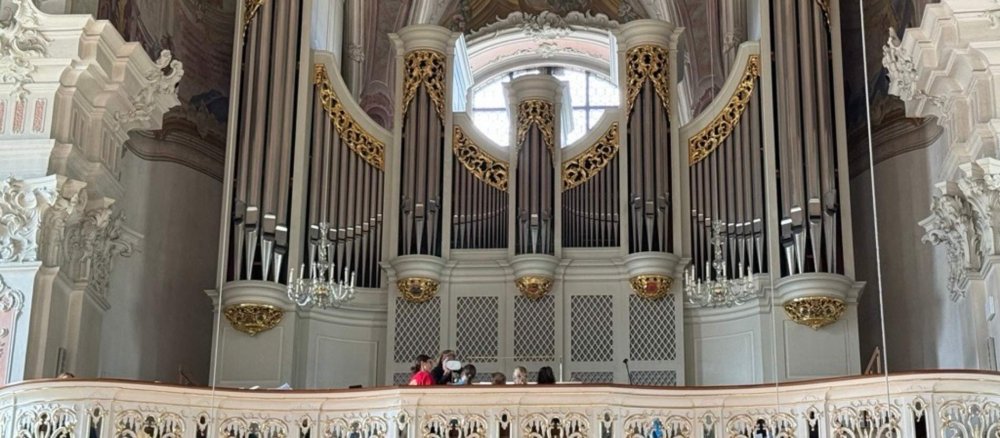 An der großen Orgel in der Kirche St. Peter in Mainz sind an diesem Tag die Organistinnen und Organisten Kinder.