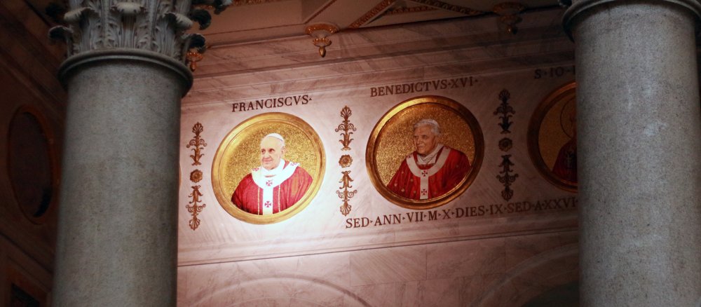 Mosaik von Papst Franziskus in der Basilika Sankt Paul vor den Mauern in Rom.