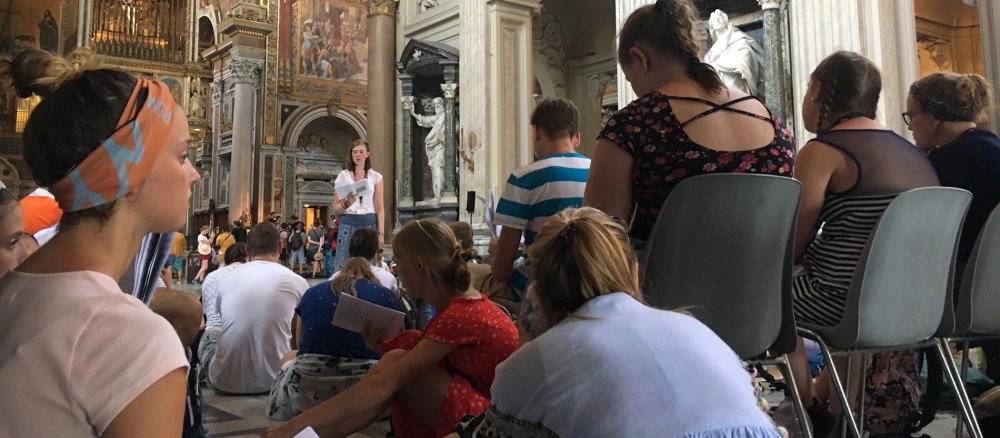 An den einzelnen Stationen des Pilgerwegs hören die Teilnehmer der Wallfahrt geistliche Impulse, wie hier in der Lateranbasilika.