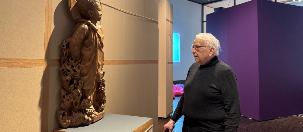 Der Afrikamissionar Hans Vöcking schaut sich die Objekte der Sammlungen gerne an.