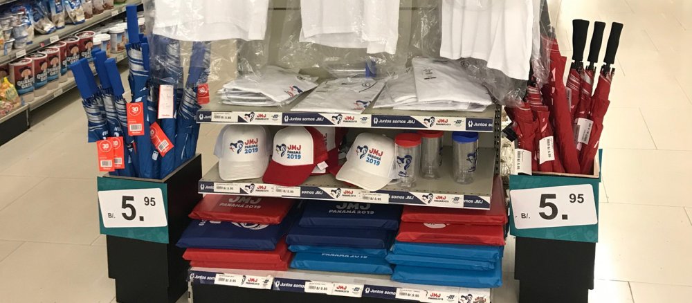Stand mit WJT-Accessoires in einem panamaischen Supermarkt