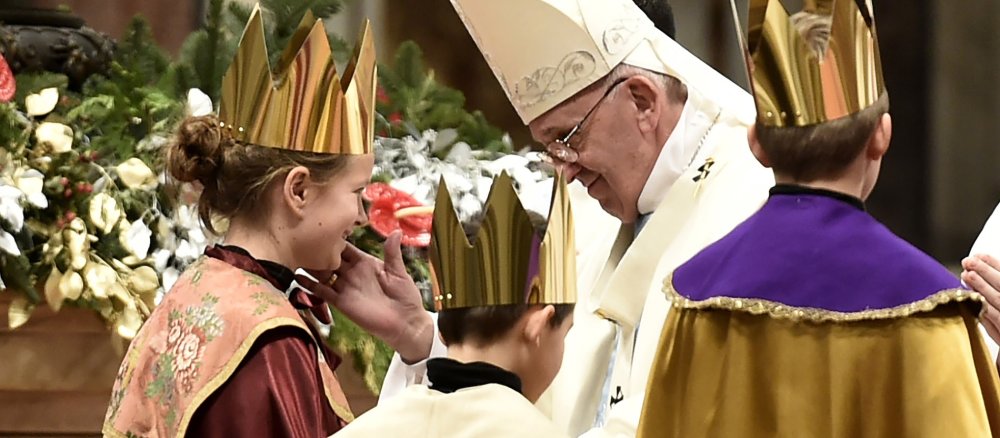 Sternsinger sprechen mit Papst Franziskus.