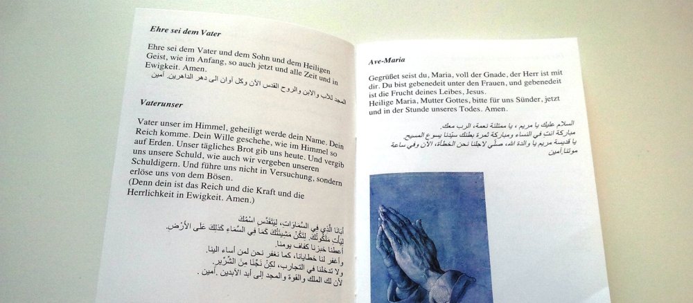 Aufgeschlagenes Heft mit Gebeten in deutscher und arabischer Sprache