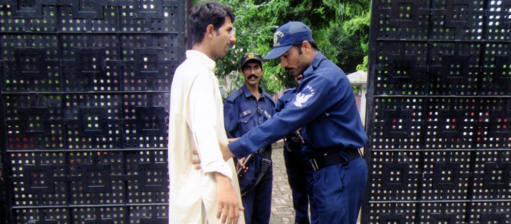 Sicherheitskontrollen vor einem christlichen Wohnviertel in Pakistan