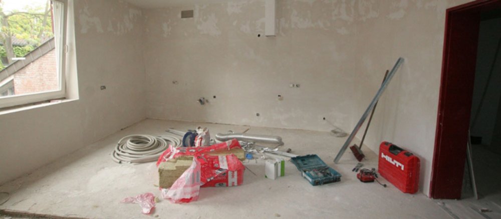 Ein Zimmer im Renovierungszustand, Werkzeug auf dem Boden