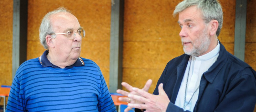 Ungleiche WG-Genossen: Padre Gerardo Ouisse(L), Seelsorger im sozialen Brennpunkt La Legua in Santiago de Chile, und Pedro Ossandon(R), Weihbischof der Hauptstadtdiözese.