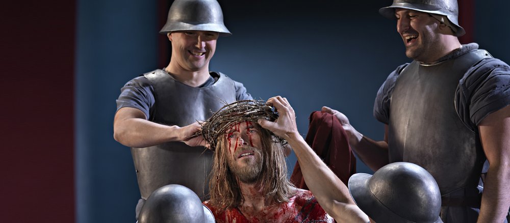 Soldaten setzen dem zum Kreuzestod verurteilten Jesus eine Dornenkrone auf den Kopf