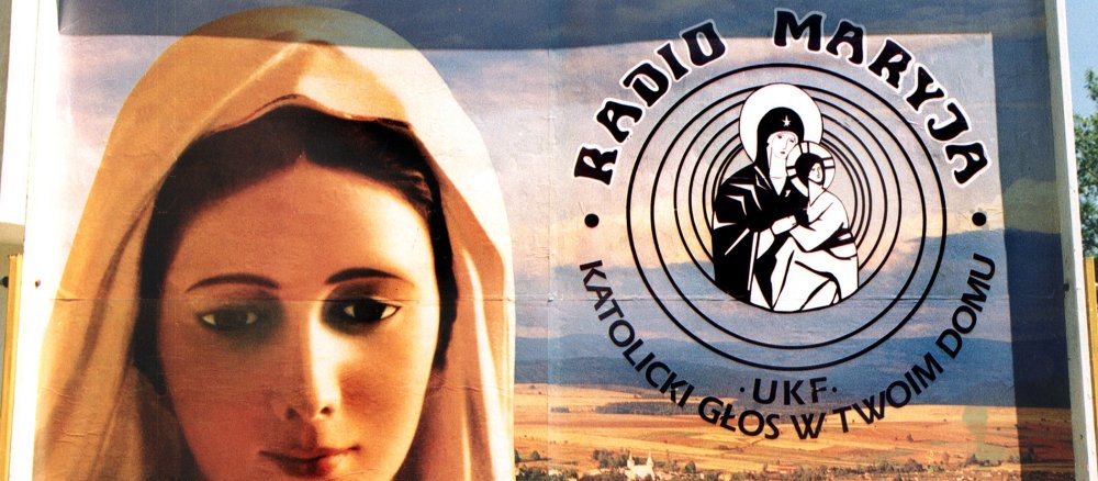 Ein Plakat des polnischen religiösen Radiosenders Radio Maryja