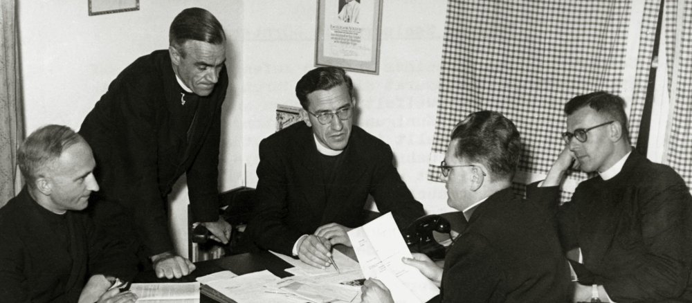 Einsatzbesprechung der Jesuitenpatres
