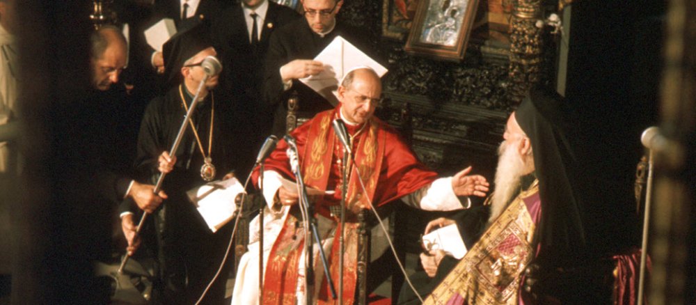 Papst Paul VI. trifft am 25. Juli 1967 in der Sankt Georgskirche in Istanbul den Ökumenischen Patriarchen Athenagoras I.