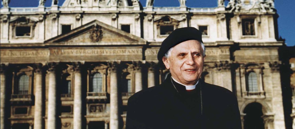Joseph Ratzinger vor dem Petersdom