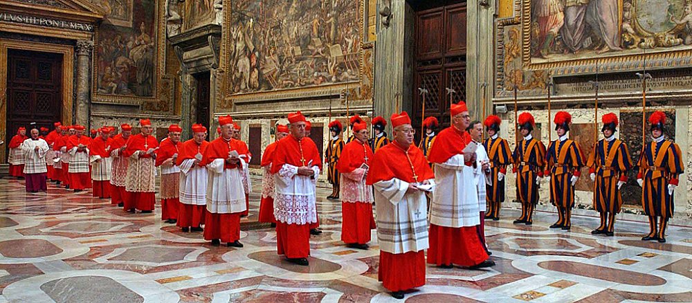 Die Kardinäle ziehen zum Konklave nach dem Tod von Papst Johannes Paul II. im April 2005 in die Sixtinische Kapelle ein.