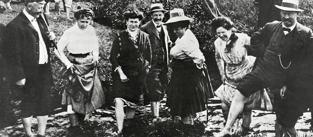 Eine zeitgenössisches Foto zeigt Kurgäste beim wassertreten in Bad Wörrishofen.