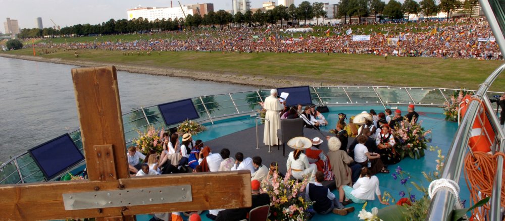 Papst Benedikt XVI beim Weltjugendtag 2005 in Köln auf dem Rhein