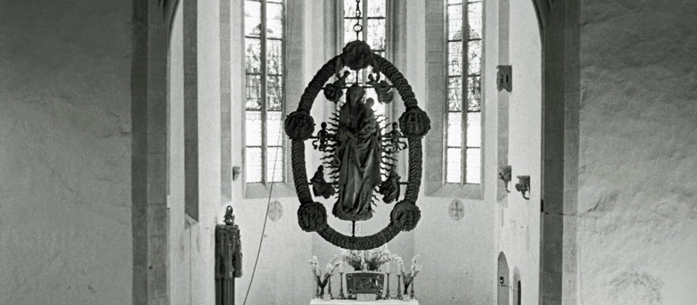 "Madonna im Rosenkranz" von Tilman Riemenschneider in der Kirche Sankt Maria im Weingarten in Volkach