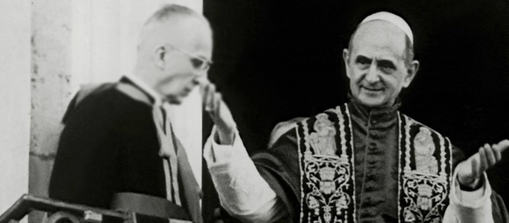Paul VI. hebt die Arme zum Gebet.