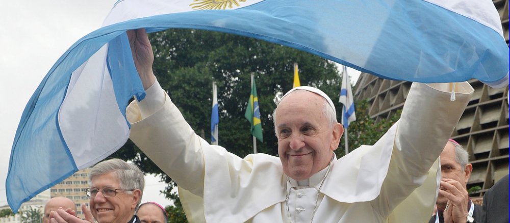 Papst Franziskus wedelt mit einer argentinischen Flagge.